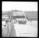 55 Opname van de opgeblazen IJsselbrug in Zwolle, 1945