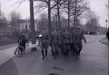 43 _0005 Opname van marcherende Duitse soldaten op de Burgemeester van Roijensingel met op de achtergrond de ...