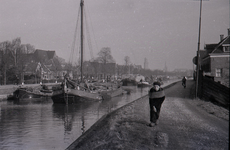 63 _0002 Opname van een door een jongen voortgetrokken schip in de Willemsvaart de Veerallee met op de achtergrond het ...