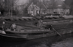 63 _0003 Opname van een schip met opschrift 'K. Meinderts Relinguenda Wildervank...' in de Willemsvaart langs de ...