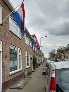 112 Vlaggen ter gelegenheid van Bevrijdingsdag in de Leliestraat in Zwolle, 14-04-2020