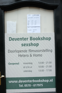 321 Mededeling op voordeur over gewijzigde openingstijden in verband met het Coronavirus. Sexshop Deventer Bookshop, ...