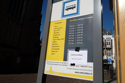 334 Mededeling op bord: Centrumbus tijdelijk buiten dienst . Nieuwe Markt Deventer, 22-03-2020
