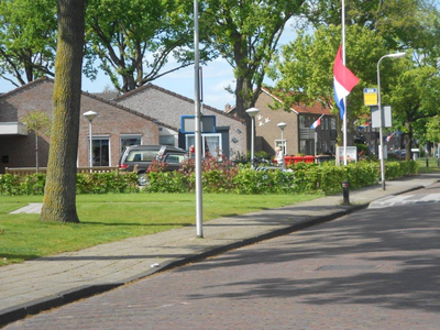 389 Op de dag van Dodenherdenking, de vlaggen halfstok, staat een lijkwagen bij Woonzorgcentrum Rosengaerde aan de ...