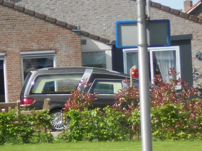 390 Op de dag van Dodenherdenking, de vlaggen halfstok, staat een lijkwagen bij Woonzorgcentrum Rosengaerde aan de ...