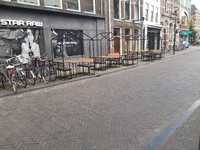 465 Op de Oude Vismarkt in Zwolle staat het terras van restaurant Noïs klaar voor de opening op 1 juni., 31-05-2020