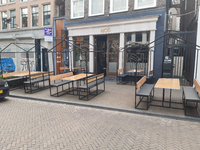 466 Op de Oude Vismarkt in Zwolle staat het terras van restaurant Noïs klaar voor de opening op 1 juni, 31-05-2020
