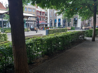 467 Op de Nieuwe Markt in Zwolle staan de terrassen van Café Koos en Meneer Jan bijna klaar voor de opening op 1 juni., ...