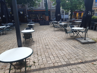 470 Op het Bethlehemskerkplein in Zwolle staat het terras van Sally O' Brien's klaar voor de opening op 1 juni. , 31-05-2020