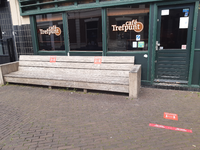 471 In de Sassenstraat in Zwolle staat het terras van Café Trefpunt bijna klaar voor de opening op 1 juni. Op de stoep ...