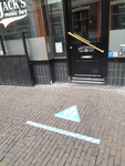 472 Stickers op de stoep bij Jack's Music Bar In de Sassenstraat in Zwolle met betrekking tot de maatregelen die ...