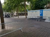 473 Toilettenblok met dranghekken op het Grote Kerkplein in Zwolle., 31-05-2020