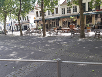 474 Bij Bapa's en Het Wijnhuis op het Grote Kerkplein in Zwolle staan de terrassen klaar voor de opening op 1 juni., ...