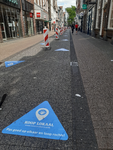 476 Met behulp van markeringen op de straat en waarschuwingsbroden is aangegeven dat in de Diezerstraat in Zwolle ...