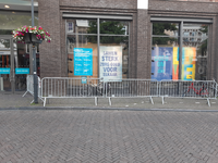 479 Posters in de etalage van Primark aan de Melkmarkt in Zwolle met betrekking tot de maatregelen die genomen worden ...