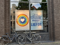 480 Posters in de etalage van Primark aan de Melkmarkt in Zwolle met opschriften: We zijn allemaal één en Aan onze ...
