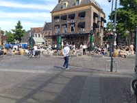 512 Het terras bij Las Rosas op het Rodetorenplein in Zwolle is weer open, 01-06-2020