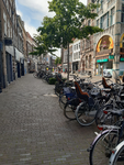 516 Terrassen weer open. De toegang naar de Grote Markt vanuit de Oude Vismarkt in Zwolle is afgesloten met dranghekken ...