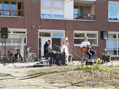 561 Band Deltawerken XXS tijdens een optreden in Deventer in het kader van de 1,5 meter sessies, georganiseerd door de ...