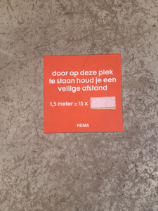 575 Sticker op de vloer in de foodcounter van HEMA aan de Diezerstraat in Zwolle waarop wordt aangegeven dat 1,5 meter ...