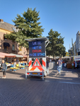 599 Verplaatsbaar elektronisch waarschuwingsbord met opschrift 'Let op: het is druk in de stad' bij de ingang van de ...