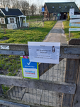 612 Mededeling op het hek van de kinderboerderij in het Wezenlandenpark in Zwolle met betrekking tot de maatregelen die ...