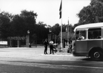 154183 Afbeelding van een autobus van de N.B.M. tijdens een dagtocht bij de ingang van Ouwehands Dierenpark te Rhenen.
