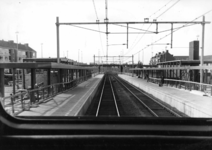 150649 Gezicht vanuit de stuurstand van een trein op de sporen en het in aanbouw zijnde N..S.-station Rijswijk te Rijswijk .