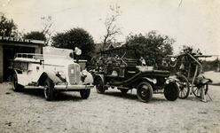 90545 Afbeelding van het materieel van de vrijwillige brandweer van de gemeente Oudenrijn, opgesteld bij de garage van ...