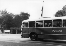 154218 Afbeelding van een autobus van de N.B.M. tijdens een dagtocht bij de ingang van Ouwehands Dierenpark te Rhenen.