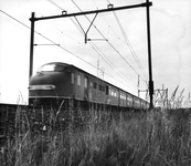 151338 Afbeelding van een diesel-electrisch treinstel DE 3 (plan U) ter hoogte van Arnhem.