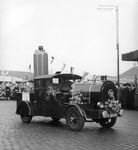 159297 Afbeelding van een auto van Distilleerders De Locomotief Schiedam tijdens de optocht over het Stationsplein te ...