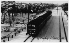 161039 Afbeelding van een electrische trein bestaande uit rijtuigen mat. 1924 ( Blokkendozen ) van de N.S. in een ...