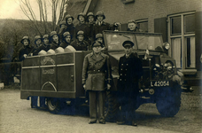 90544 Groepsportret van de leden van het korps van de vrijwillige brandweer van de gemeente Veldhuizen bij een tot ...