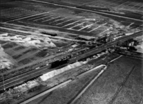 157063 Luchtfoto van de spoorlijn bij Lage Zwaluwe / Zevenbergschenhoek, na de watersnoodramp.