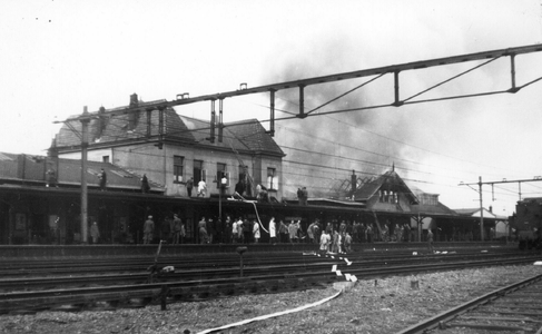 161790 Afbeelding van de brand in het N.S.-station Oldenzaal te Oldenzaal.