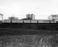 151031 Afbeelding van een electrisch treinstel plan V (mat. 1964) van de N.S. ter hoogte van Velperbroek Aansluiting te ...
