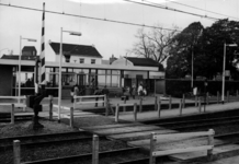 153040 Gezicht op de perronzijde van het N.S.station Bunde te Bunde.