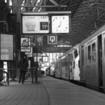 155045 Gezicht op het 4e perron van het N.S.-station Amsterdam C.S. te Amsterdam met electrische treinstellen mat. 1954 ...