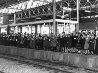 159267 Afbeelding van juichende kinderen op een van de nieuwe perrons van het N.S.-station Eindhoven, tijdens de ...