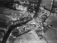 92892 Verticale luchtfoto van Loenen (gemeente Loenen aan de Vecht); met in het midden de Vecht.