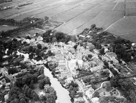 92893 Luchtfoto van de dorpskom van Loenen (gemeente Loenen aan de Vecht) uit het noordoosten; met in het midden de Vecht.