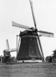 94038 Gezicht op de Westbroekse Molen (Nedereindsevaart 3) te Zuilen (gemeente Maarssen) uit het westen; met links de ...