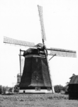 94039 Gezicht op de Westbroekse Molen (Nedereindsevaart 3) te Zuilen (gemeente Maarssen) uit het westen.