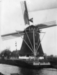 94043 Gezicht op de met vlaggen versierde Westbroekse Molen (Nedereindsevaart 3) te Zuilen ter gelegenheid van de ...