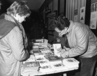 103058 Afbeelding van tekenaar Dick Bruna tijdens het signeren van boeken op de Kinderboekenmarkt in de ...