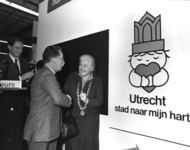 103272 Afbeelding van de presentatie van het affiche Utrecht stad naar mijn hart op de Vakantiebeurs 1986 in de ...