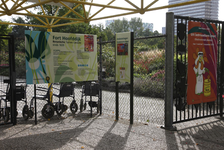 806544 Gezicht op de ingang van de Botanische Tuinen van de Universiteit Utrecht in het Fort Hoofddijk (Budapestlaan ...