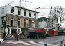 827280 Afbeelding van de sloop van het Hotel Terminus (Stationsplein 3) te Utrecht. Rechts de panden Stationsplein 5 en 6.