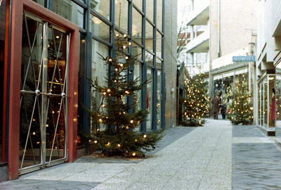 507-1565 La Veneziana, ingang zijde Uilegats. In verband met kerst was de ingang versierd., ca. 1963.